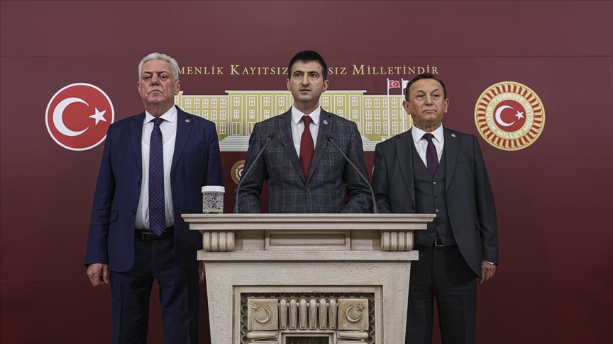 CHP İzmir Milletvekili Mehmet Ali Çelebi, CHP Yalova Milletvekili Özcan Özel, CHP Karabük Milletvekili Hüseyin Avni Aksoy, partilerinden istifa etti.