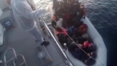 İzmir’de Türk kara sularına itilen 32 sığınmacı kurtarıldı