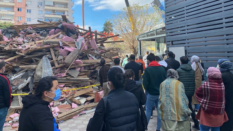 İzmir’de depremde yıkılan Rıza Bey Apartmanı sakinleri ev istiyor