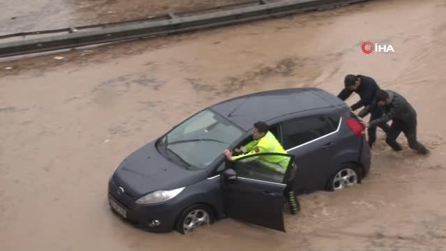 İzmir’de araçlar selde mahsur kaldı; yardımına polisler koştu