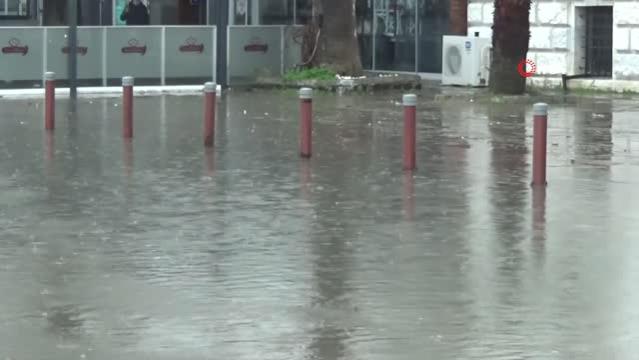 İzmir’i sel vurdu: Alt geçitler ve metro istasyonlarının çıkışları tıkandı