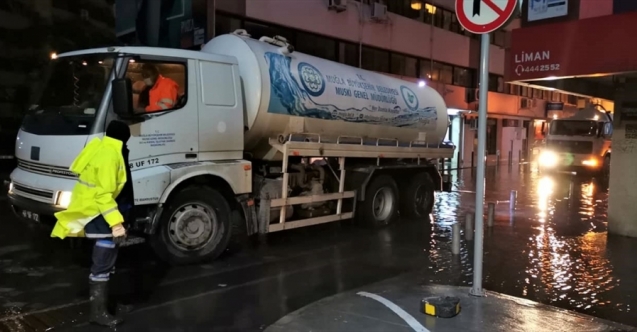 İzmir’de yaşanan sağanak, sel ve su baskınlarının ardından Muğla’dan ekip ve araç desteği