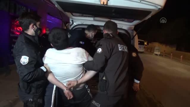 İzmir’de otomobiliyle polis aracına çarparak kaçan alkollü sürücü kovalamaca sonucu yakalandı
