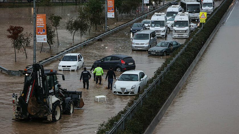 İzmir’de kuvvetli yağış nedeniyle kamu çalışanları bugün idari izinli sayılacak