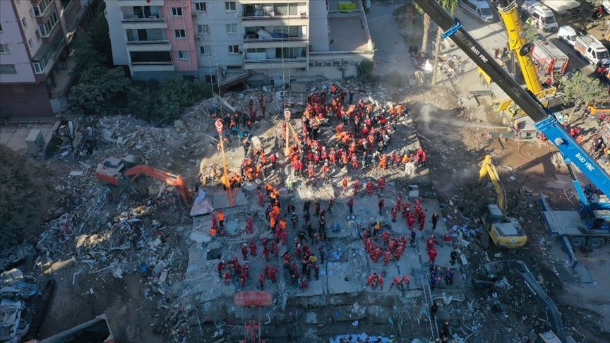 İzmir’de depremde yıkılan Rıza Bey Apartmanı’nda yakınlarını kaybedenler, alanın park yapılmasını istedi