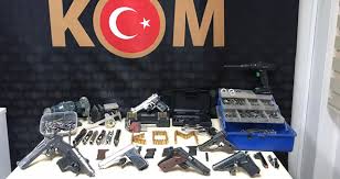 İzmir’de kuru sıkı tabancaların namlularını açarak sattığı belirlenen şüpheli yakalandı