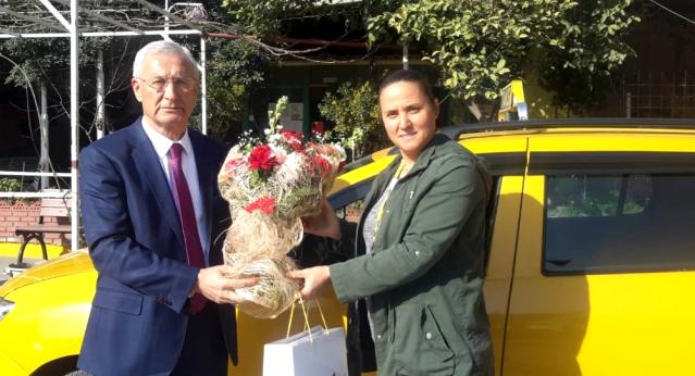 İzmir Şoförler ve Otomobilciler Esnaf Odası Başkanı Anık, kadın sürücünün “Kadınlar Günü”nü kutladı