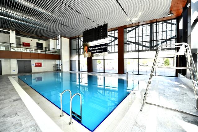 Bornova’da yarı olimpik kapalı yüzme havuzunun yapımı tamamlandı