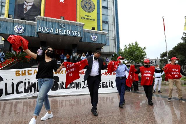 İzmir’de tam kapanma öncesi erken 1 Mayıs kutlaması