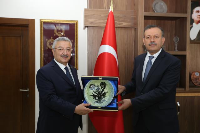 AK Parti İzmir Milletvekili Nasır, BEÜ Rektörü Prof. Dr. Elmastaş’ı ziyaret etti