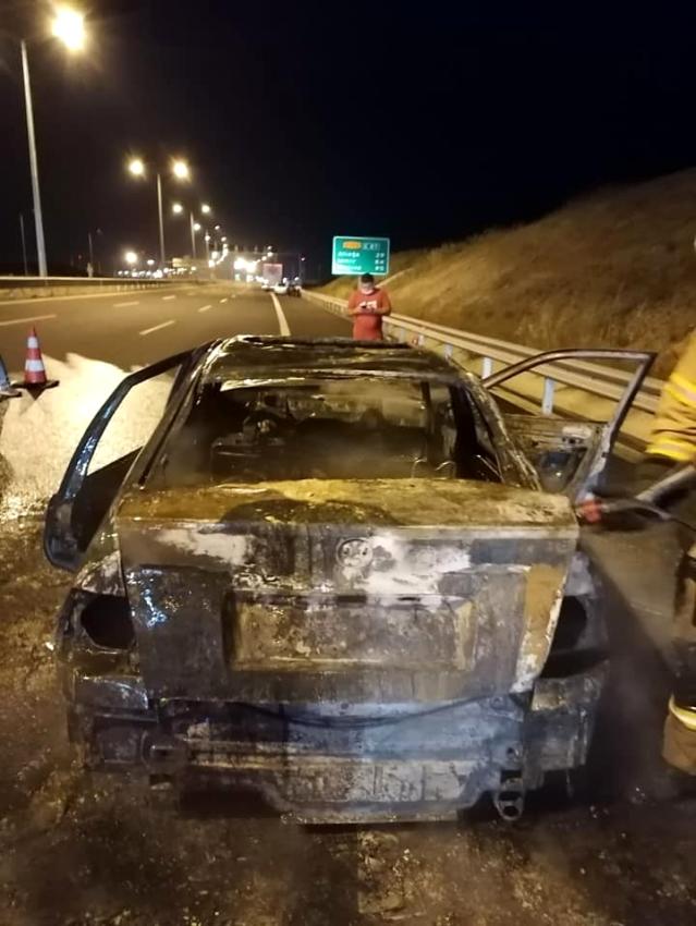 İzmir’de seyir halindeki otomobil yandı