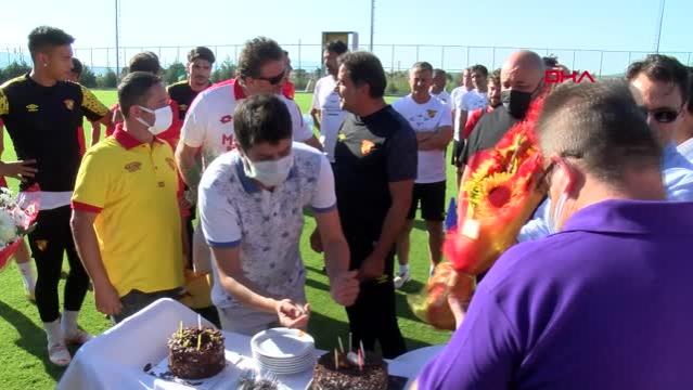 Göztepe’de teknik direktör Ünal Karaman’a doğum günü sürprizi