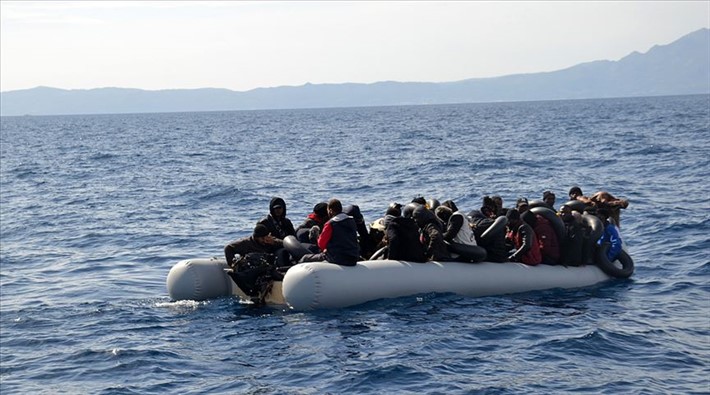 İzmir’de lastik botta mahsur kalan sığınmacı kurtarıldı