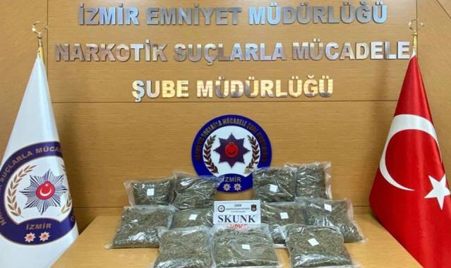 İzmir’de bir otomobilde uyuşturucu madde ele geçirildi, 3 şüpheli gözaltına alındı