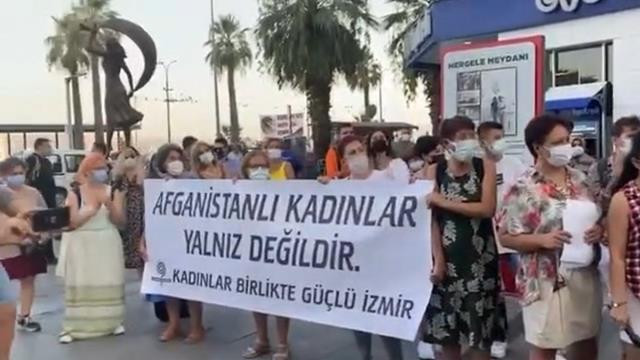 İzmir’de Taliban’ı protesto etmek için toplanan kadınlar giydikleri temsili çarşafları çıkarıp yerlere attı