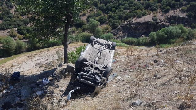 Manisa’da şarampole devrilen otomobildeki 3 kişi yaralandı”