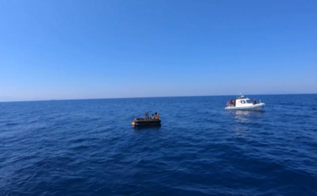 İzmir açıklarında Türk kara sularına itilen 13 sığınmacı kurtarıldı