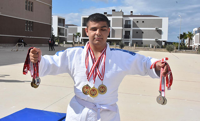 Görme engelli Ahmet, ilk turnuvada 2 altın madalya kazandı