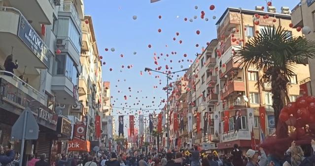 İzmir’de Cumhuriyet coşkusu: 5 bin balon aynı anda gökyüzüne bırakıldı
