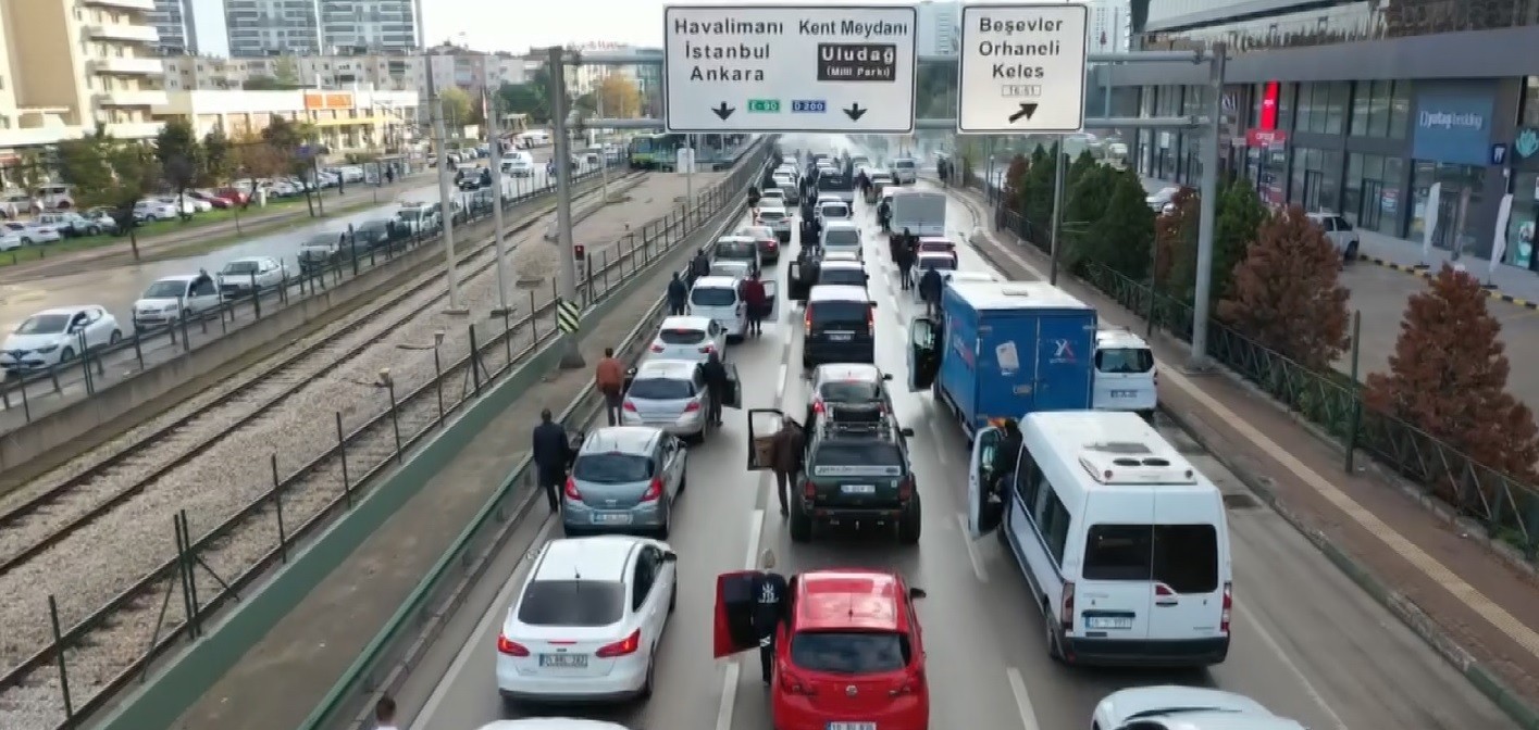 Öğrenciler Bursa-İzmir yolunu trafiğe kapattı