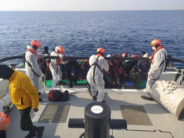 Yunanistan’ın ölüme ittiği 33 göçmen kurtarıldı “