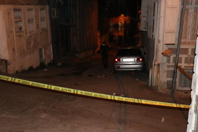 İzmir’de ‘yol verme’ tartışması silahlı ve bıçaklı kavgaya dönüştü: 6 yaralı