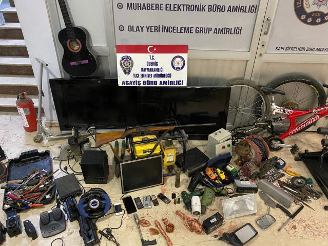 İzmir’de hırsızlık şüphelisinin evinde çok sayıda çalıntı eşya bulundu