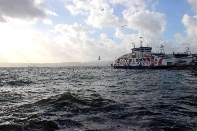 Karşıyaka’da deniz taştı, tramvay ve deniz seferleri iptal edildi