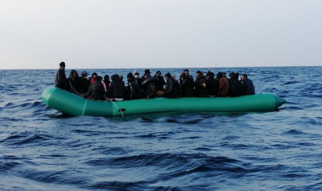 Yunanistan unsurlarınca geri itilen 30 göçmen kurtarıldı