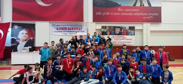 Yunusemreli güreşçiler İzmir’den başarıyla döndü