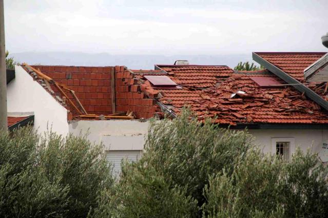 Ünlü tatil merkezi Çeşme’yi hortum vurdu: 20 evin çatısında hasar var