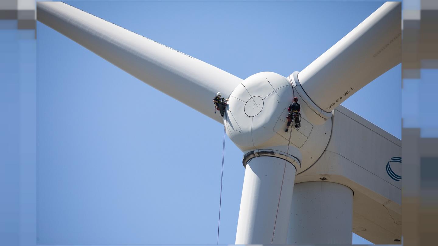İzmirli teknisyen yükseklik korkusuna inat rüzgar türbininde çalışıyor