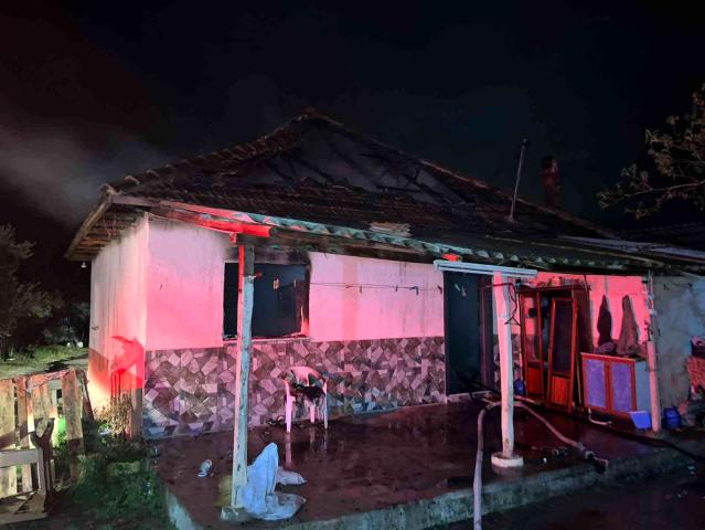 Komşusunda iftar yemeğindeyken evi yandı