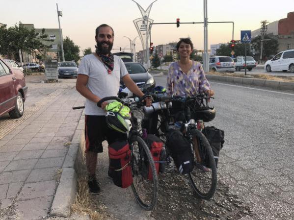 Bisikletle Türkiye turuna çıkan İzmirli çift, günde 60 TL harcayarak Mardin’e ulaştı