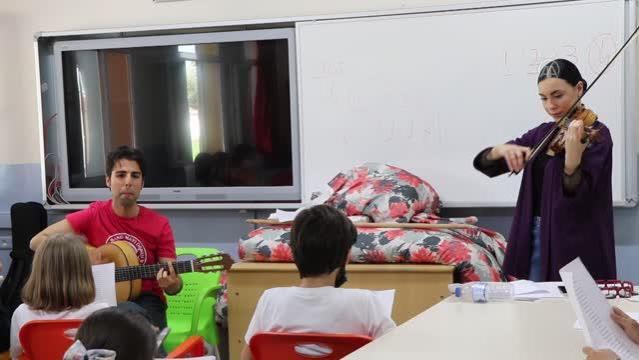 Gönüllü müzisyenler kırsal mahallelerdeki çocuklar için yetenek keşfine çıktı