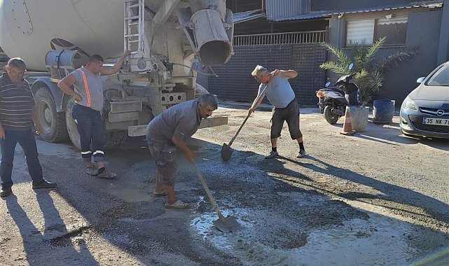 Seferihisar’da esnaf, belediyenin kapatmadığı çukurları betonla doldurdu