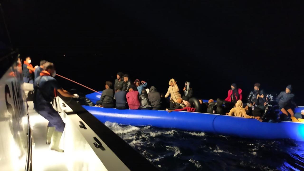 İzmir’de geri itilen 259 düzensiz göçmen kurtarıldı, 14 göçmen yakalandı