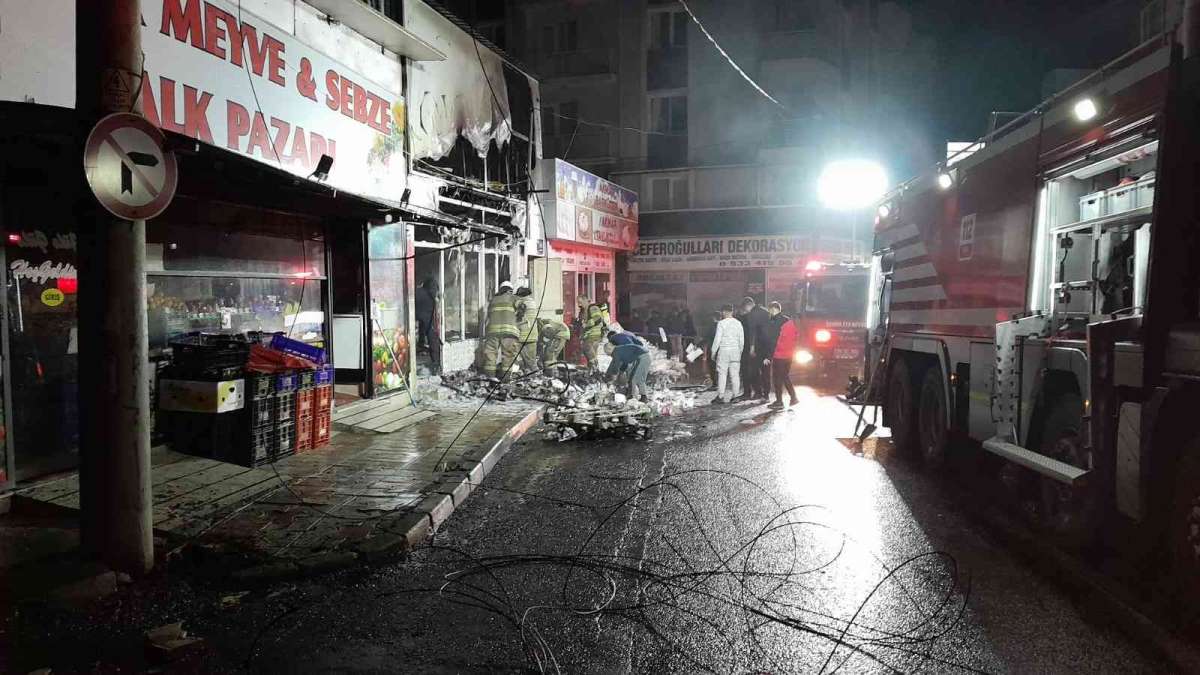 Aliağa’da trafo patladı, sonrasında market deposunda yangın çıktı