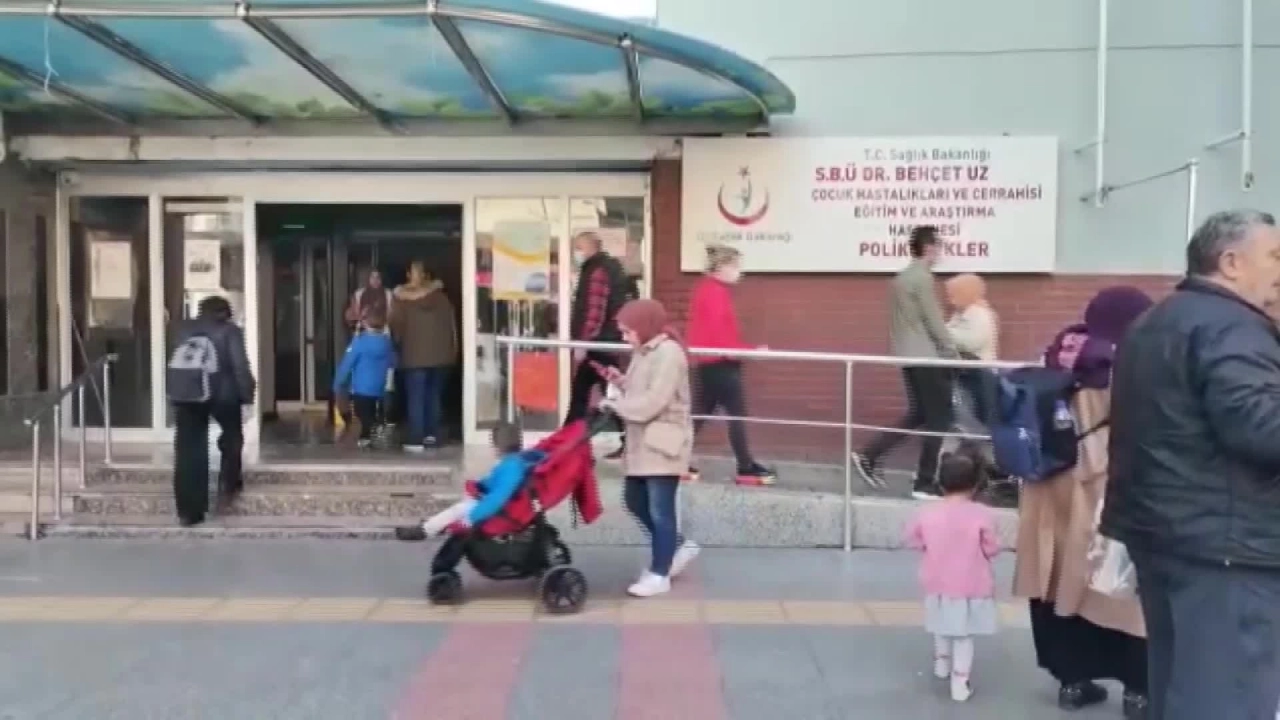 İzmir’de Çocuk Acil Servislerinde Uzun Kuyruklar Oluştu. Tabip Odası Başkanı Kaynak: “Sağlık Sistemi Baştan Düzenlenmeli”