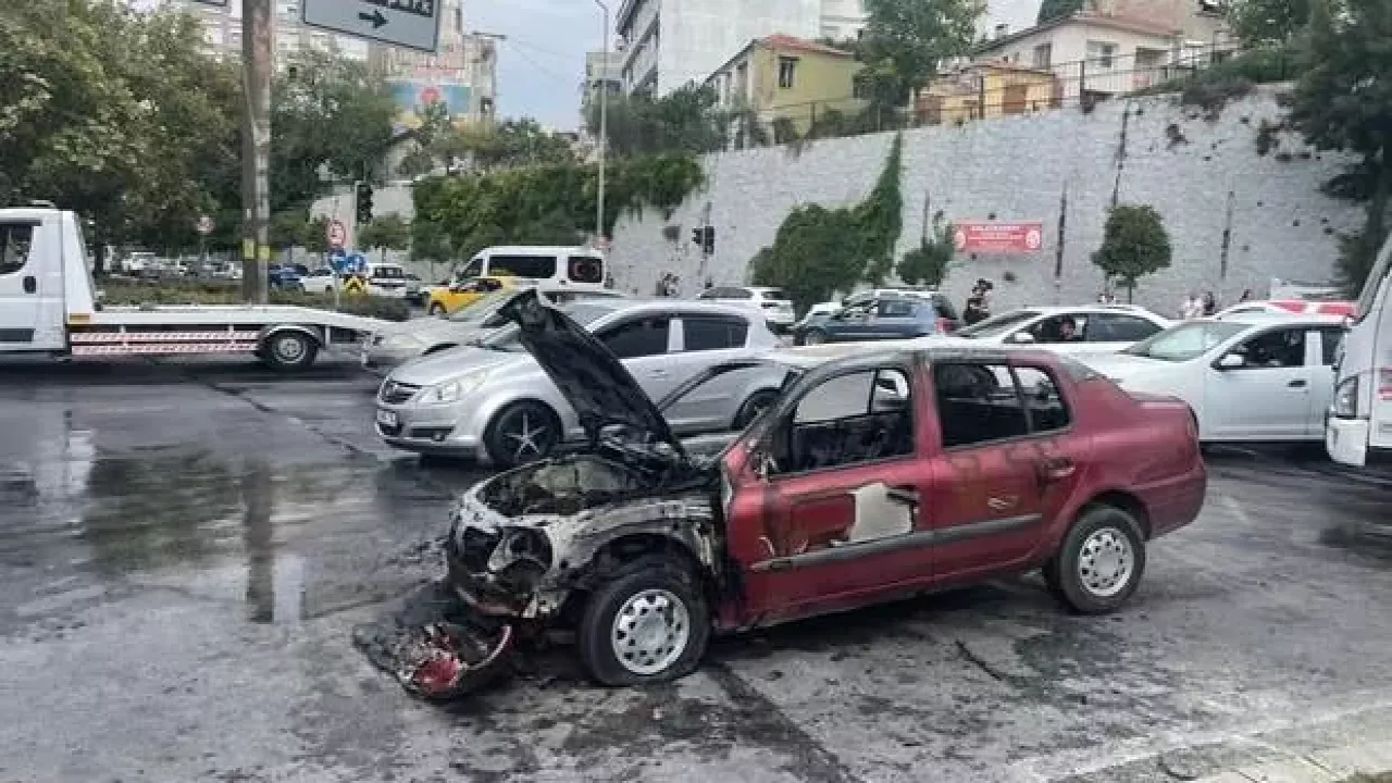 İzmir’de seyir halindeyken yanan otomobil kullanılmaz hale geldi