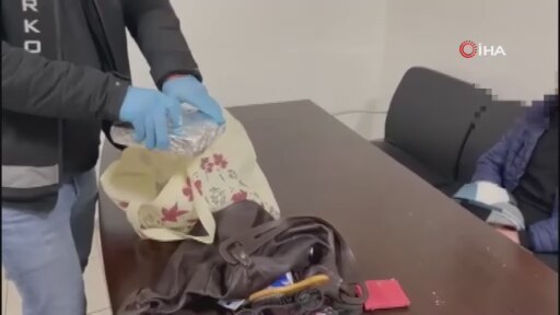 İzmir’e yolcu otobüsü ile 2 kilogram kokain getiren zehir taciri kadın yakayı ele verdi