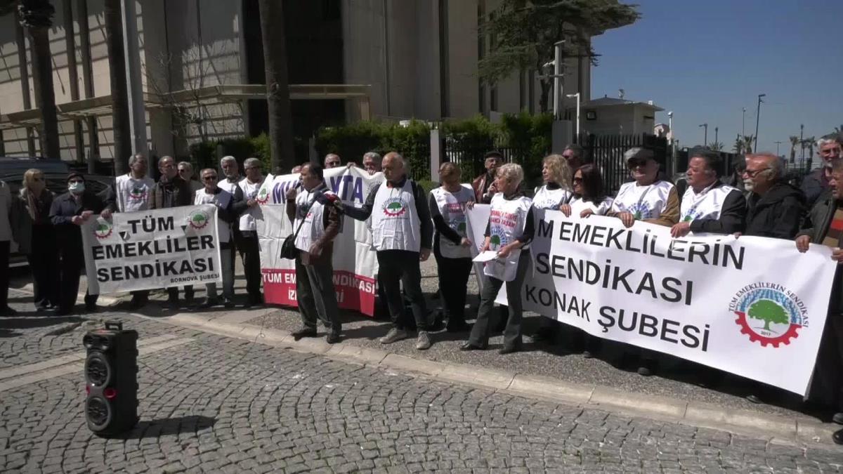 İzmir’de Emekliler 7 Bin 500 Liranın Üstündeki Emekli Maaşlarında Artış Yapılmamasına Tepki Gösterdi