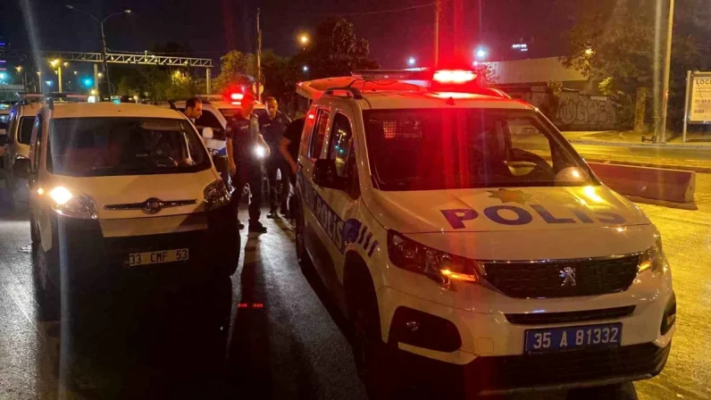 İzmir’de Polis Ekipleri Tarafından Yakalanan Araçta Uyuşturucu Madde Ele Geçirildi