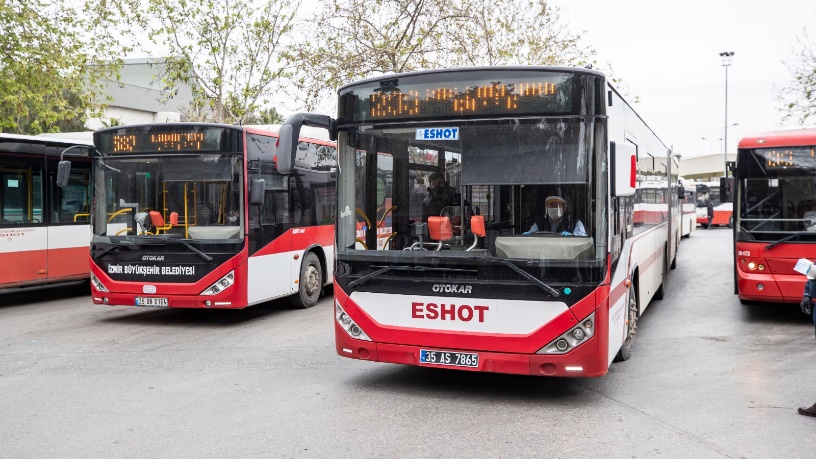 İzmir’de otobüste kavga: Bıçaklama anı görüntülendi