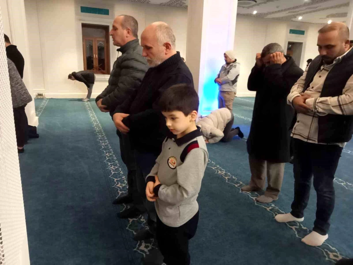 İzmir’de Regaip Kandili’nde dualar Filistin halkı için yapıldı