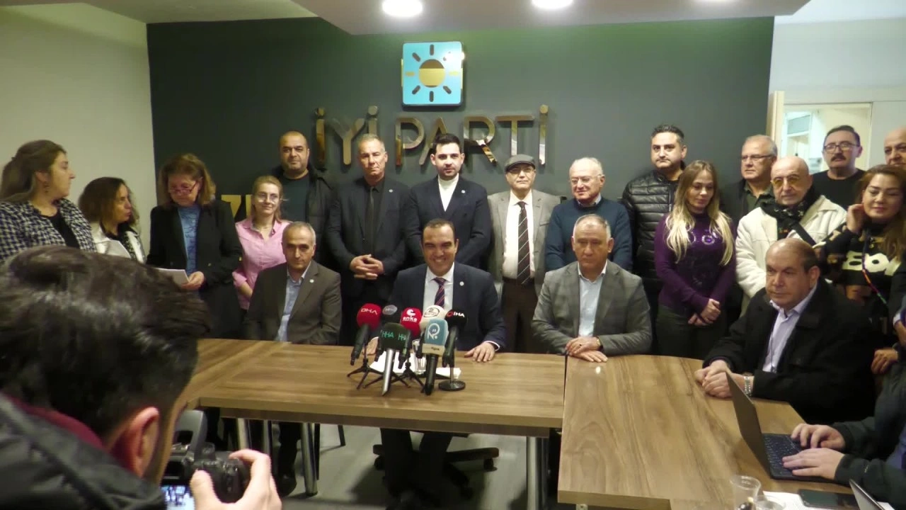 İYİ Parti Genel Merkezi, İzmir İl Başkanı ve Yönetimini Görevden Aldı