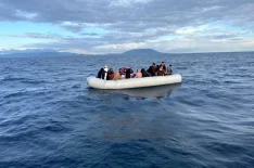 İzmir’de Yunanistan unsurları tarafından geri itilen lastik bot içerisindeki 43 düzensiz göçmen kurtarıldı