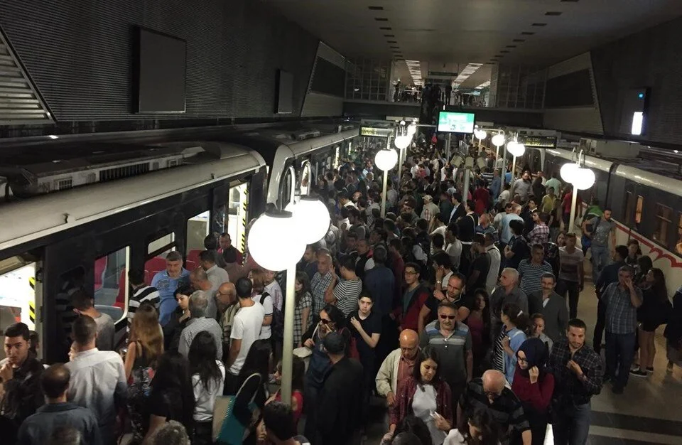 İzmir Metrosu’nda seferlerde gecikme yaşandı, istasyonlarda yoğunluk oluştu