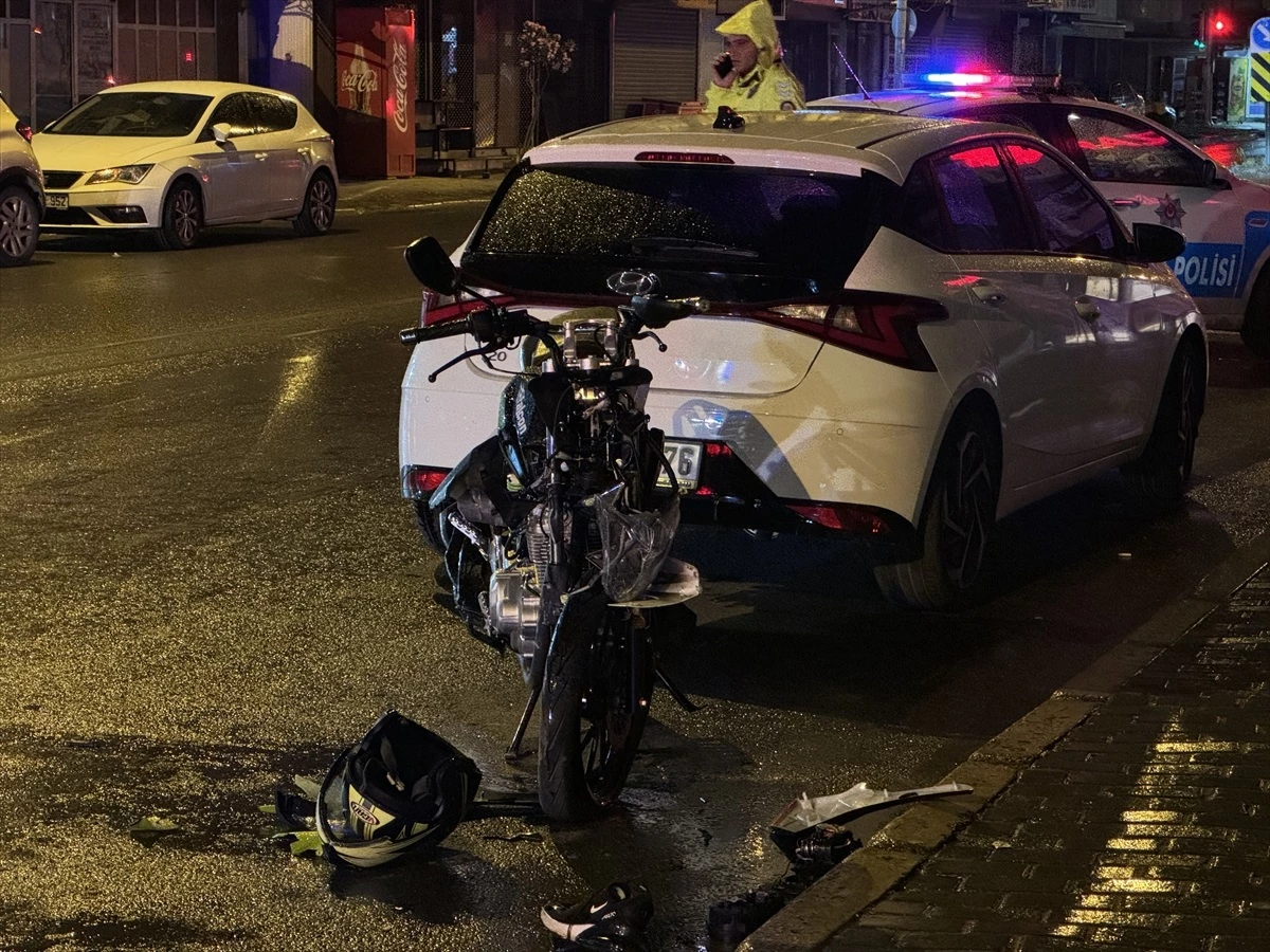 İzmir’de motosiklet ile otomobil çarpışması: Sürücü ağır yaralandı