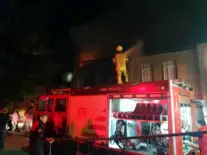 İzmir’de Tekstil Atölyesinde Çıkan Yangın Bitişikteki Binaya Sıçradı